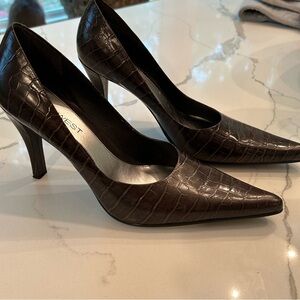 Vintage Nine West Riche Brown Crocodile textured pumps. 8.5 medium. NWT